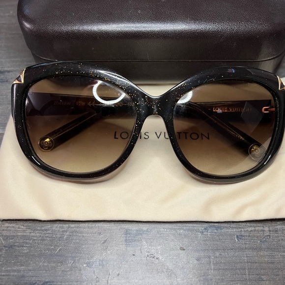 Louis Vuitton sunglasses. Worn only a few times. Perfect condition. - Picture 6 of 6